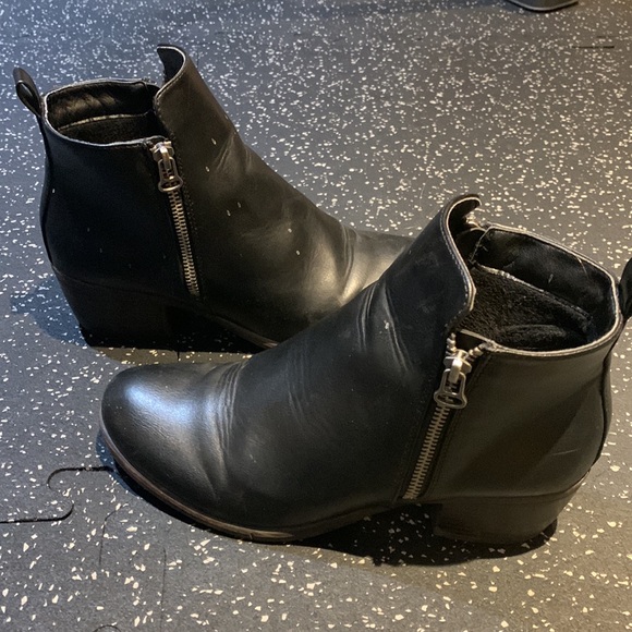 Waterproof black Taxi ankle boots. - Picture 2 of 2